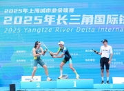 开云体育登录入口-铁人三项冠军冲刺终点，勇夺金牌