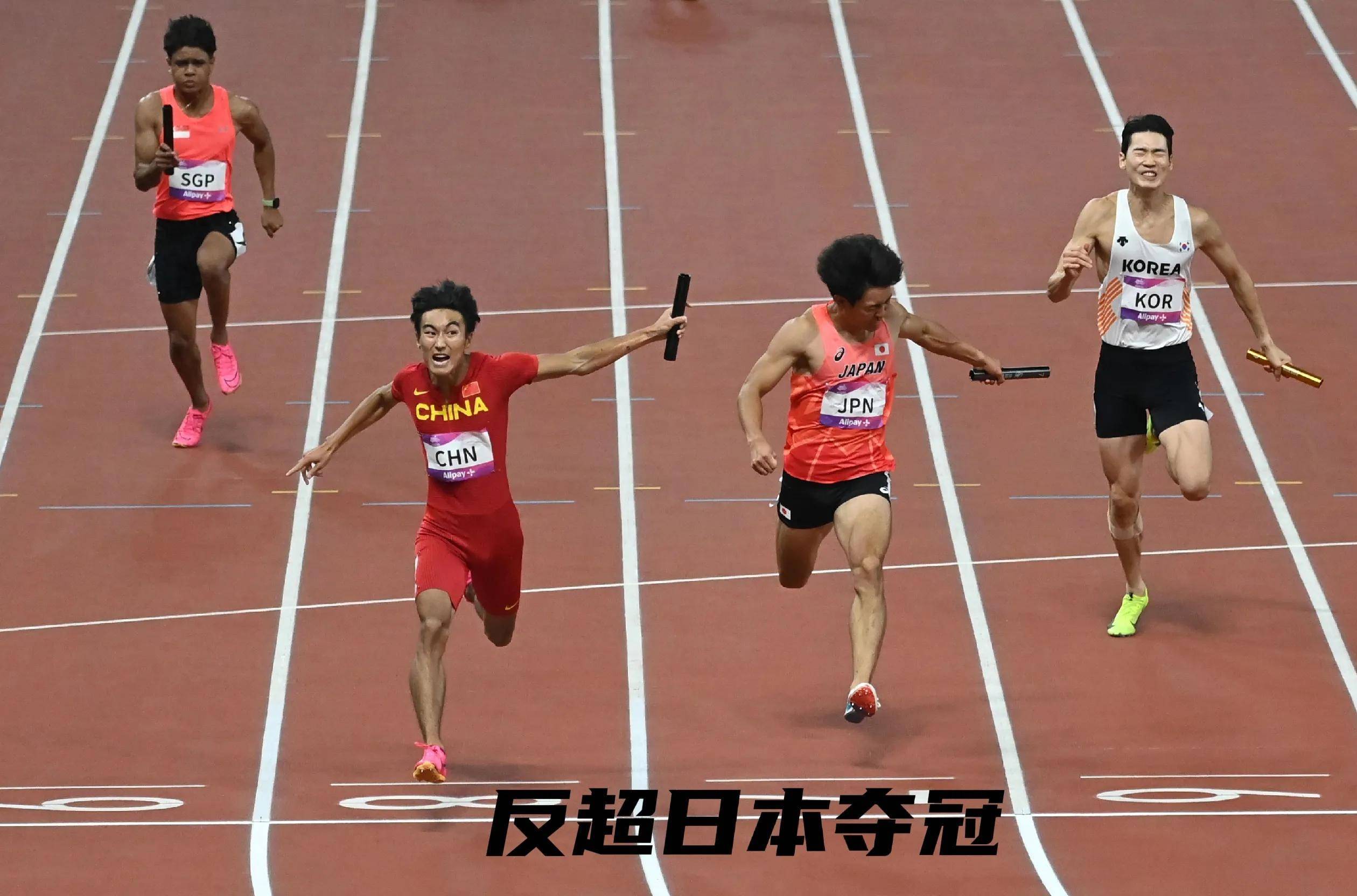 铁人三项冠军冲刺终点，勇夺金牌