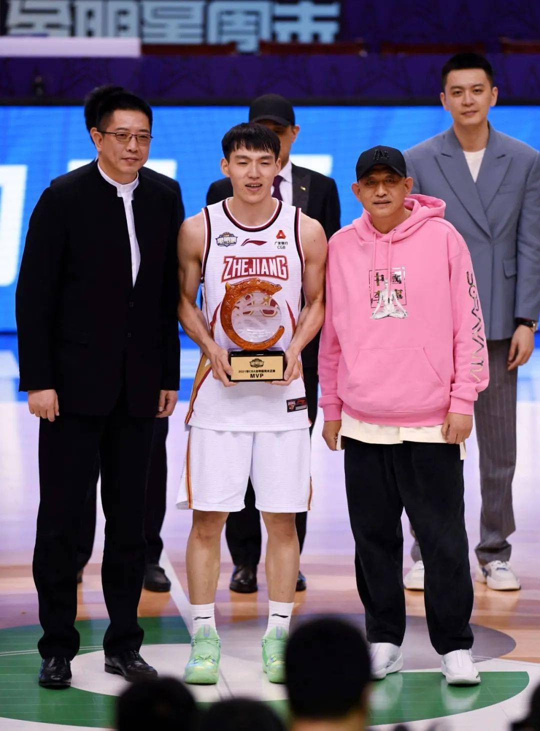 关于世界冠军️！39岁陈登星飞车胯下扣篮大赛夺冠！高举中国国旗庆祝的信息
