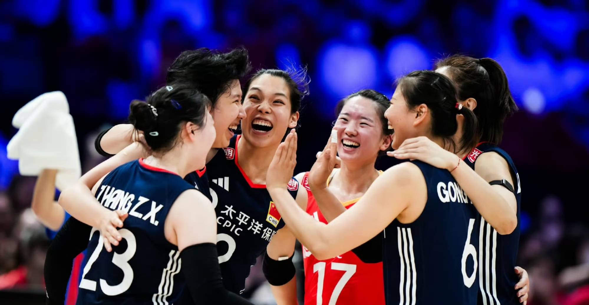 惊天大逆转！世联赛-中国女排3-2美国队(七连胜收官!中国女排30力克美国女排)