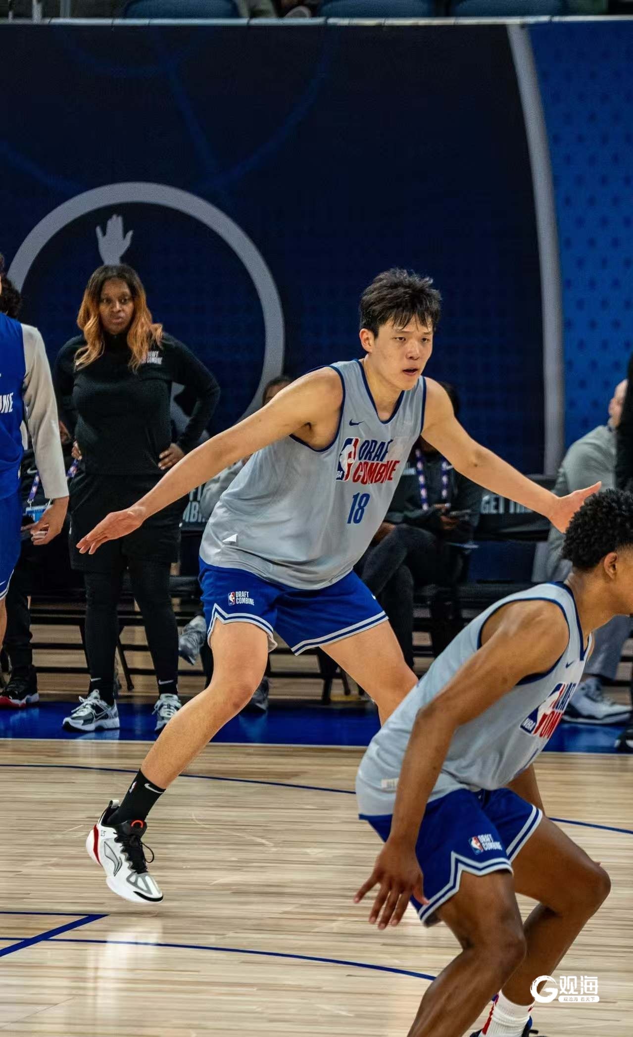 “最强助威团”已经出发！杨瀚森父母赴美为儿子NBA选秀助阵(新版课程标准完整版)