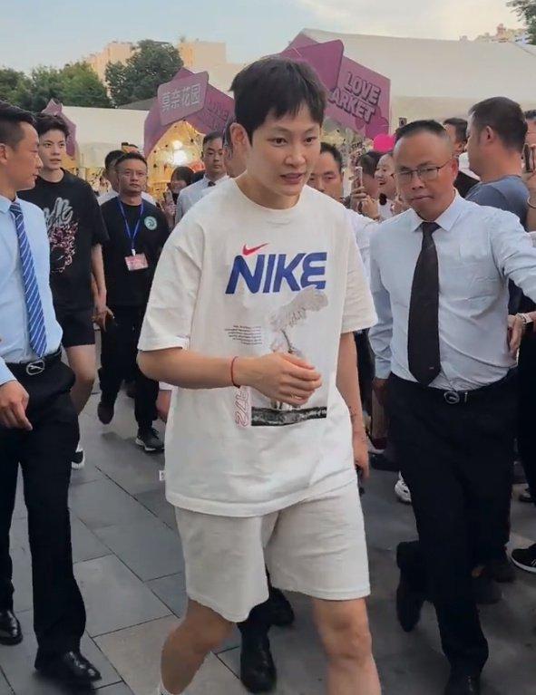 杨舒予社媒发布杂志照片：这次的采访让我无限接近了解自己的简单介绍