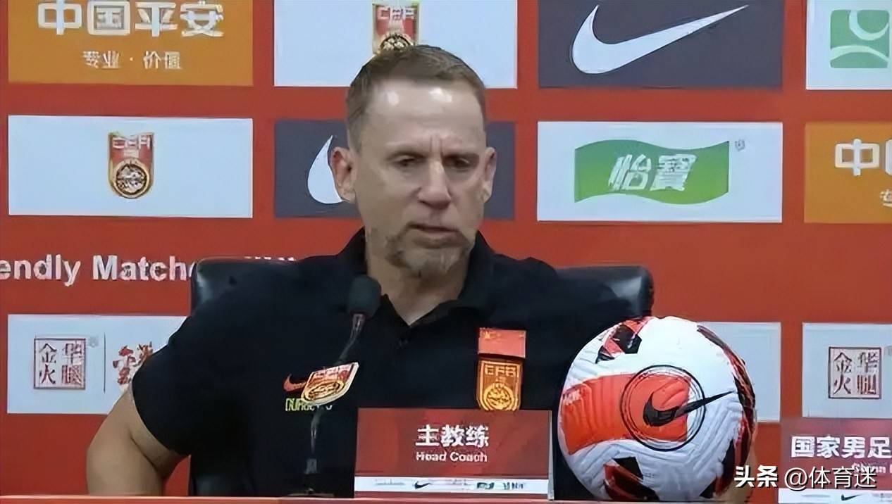 国足0-3惨败，久尔杰维奇揭真因，名记痛批“没眼看”(国足惨败日本责任在谁)