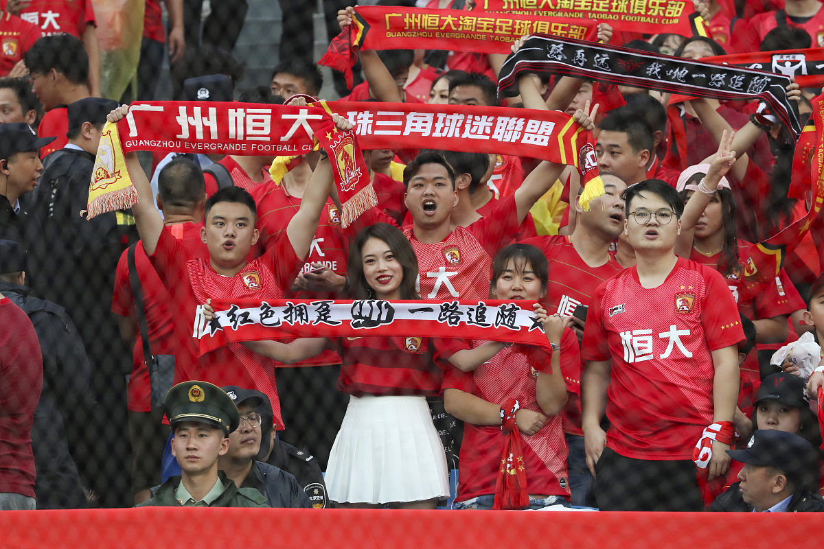 开云体育-拼搏不止！双方球队在场上为了胜利而战斗(球场上什么,大家都在为各自的队伍加油助威)